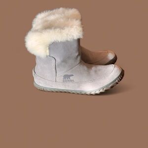 Sorel size 6 women’s Out N About slipper booties chrome gray and natural‎